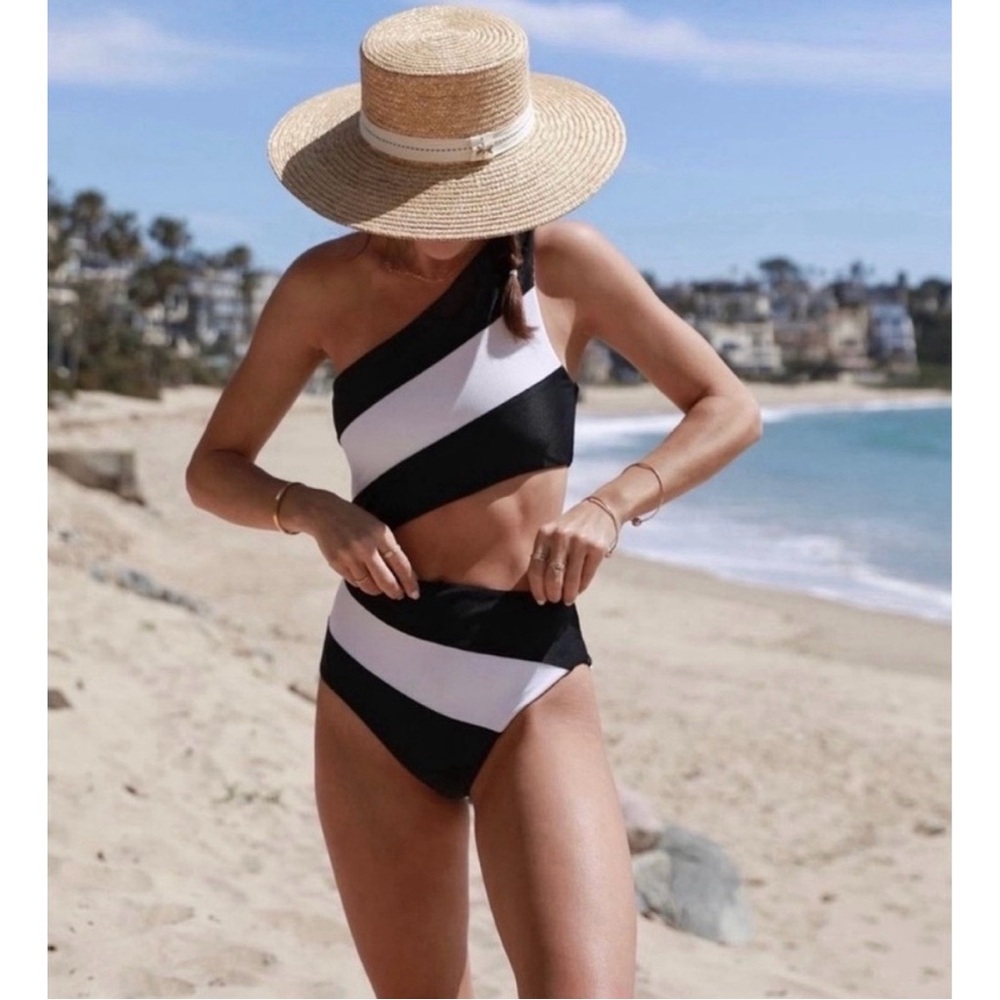 NEW Beach Riot Joyce One Piece Black White
Swimsuit Size Large